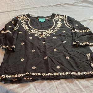 escapada Black Blouse with White Floral Embroidery